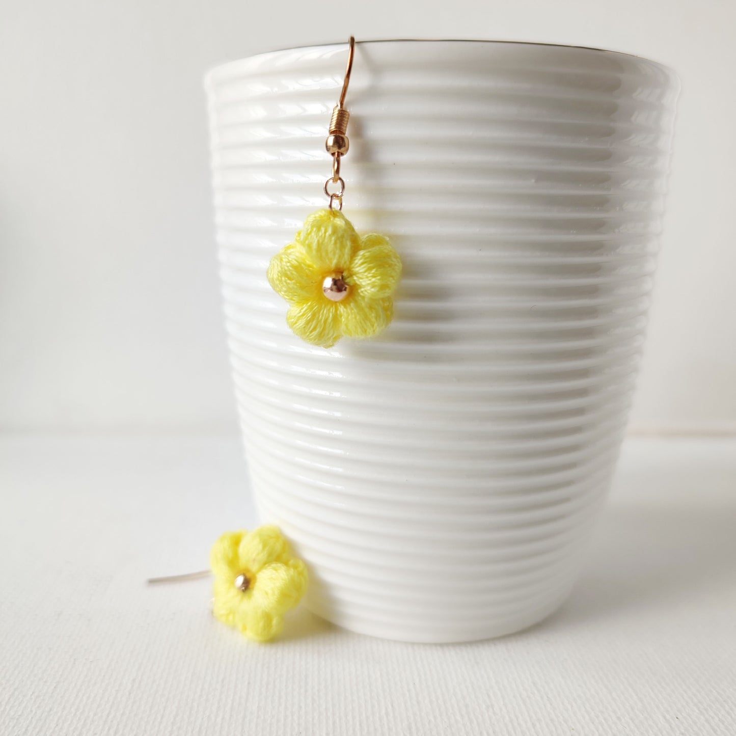 boucles d'oreilles fleurs jaune t au crochet