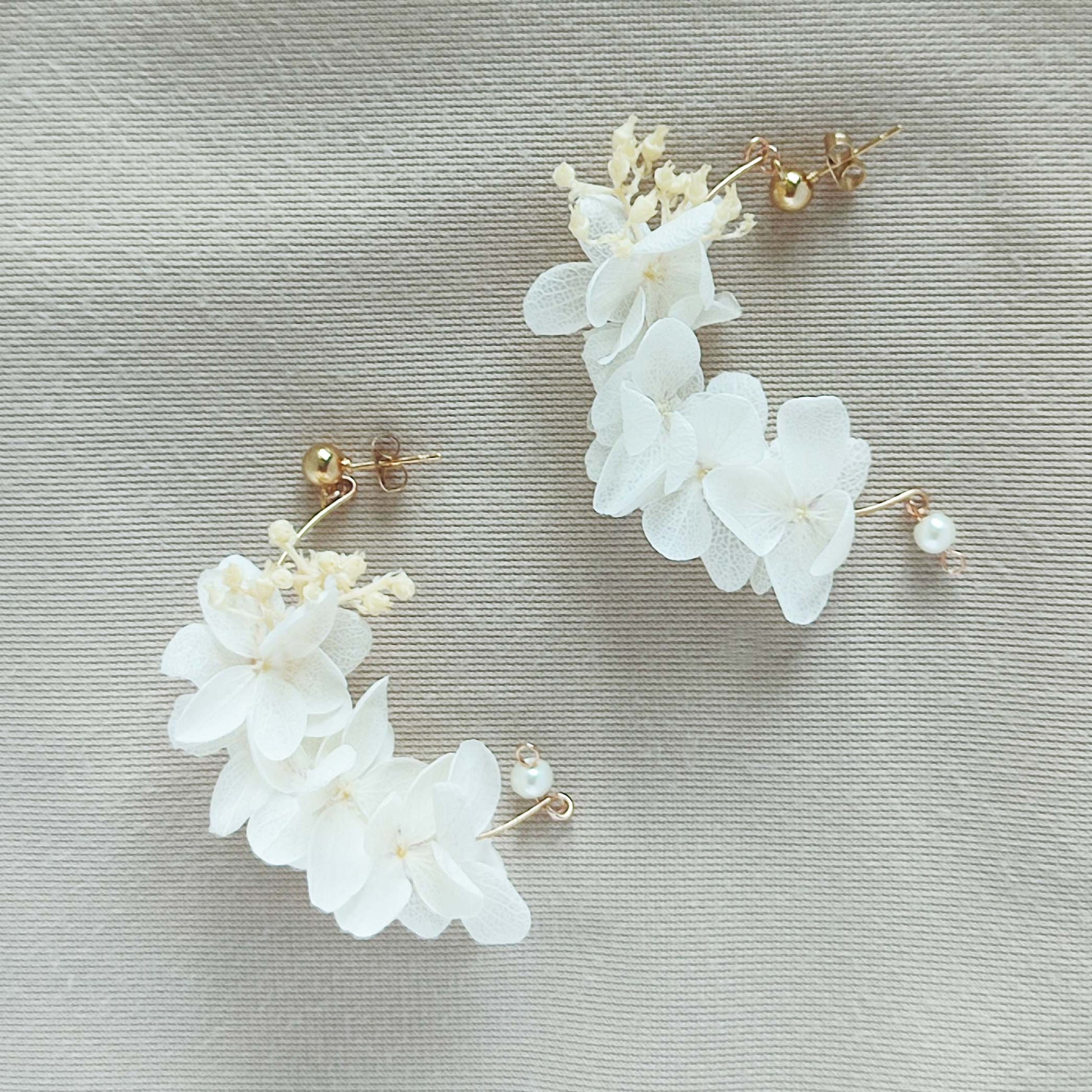 Boucles d'oreilles  floral blancs stabilisées et séchée