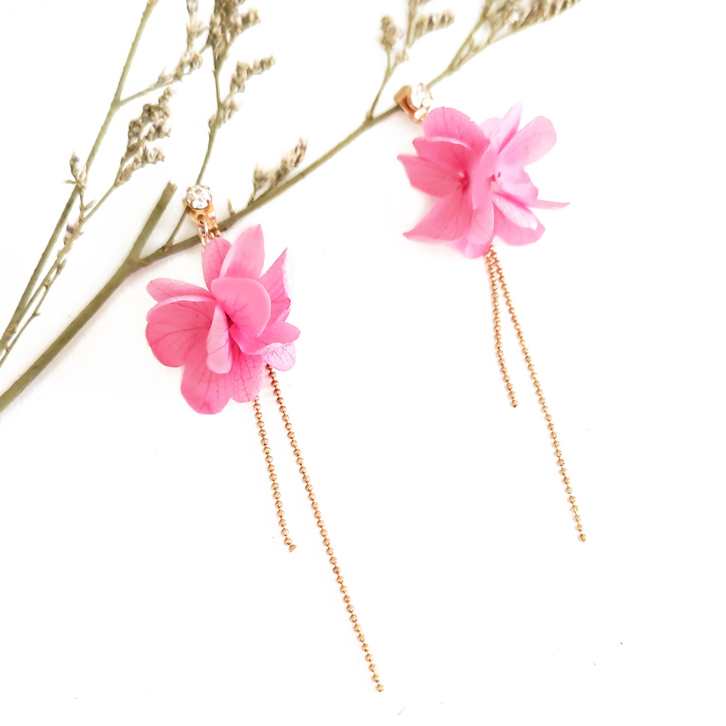 Boucles d'oreilles de mariage avec fleurs stabilisées et séchée