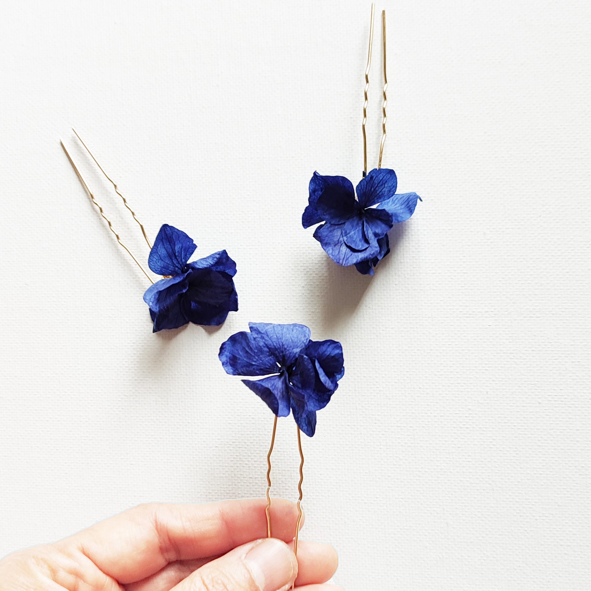 peigne en fleurs stabilisées et séchées bleus