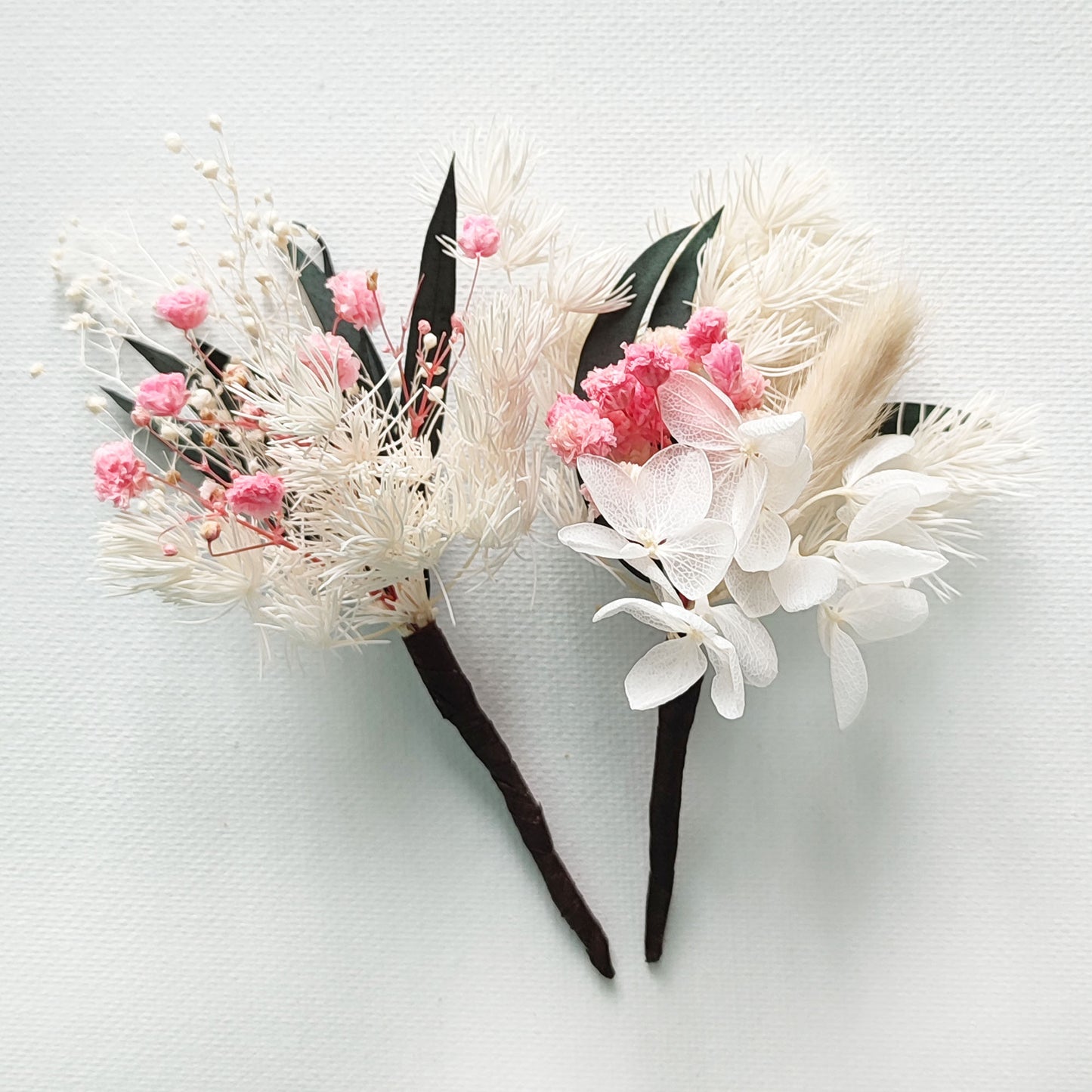 Épingle de mariage avec fleurs stabilisées et séchée