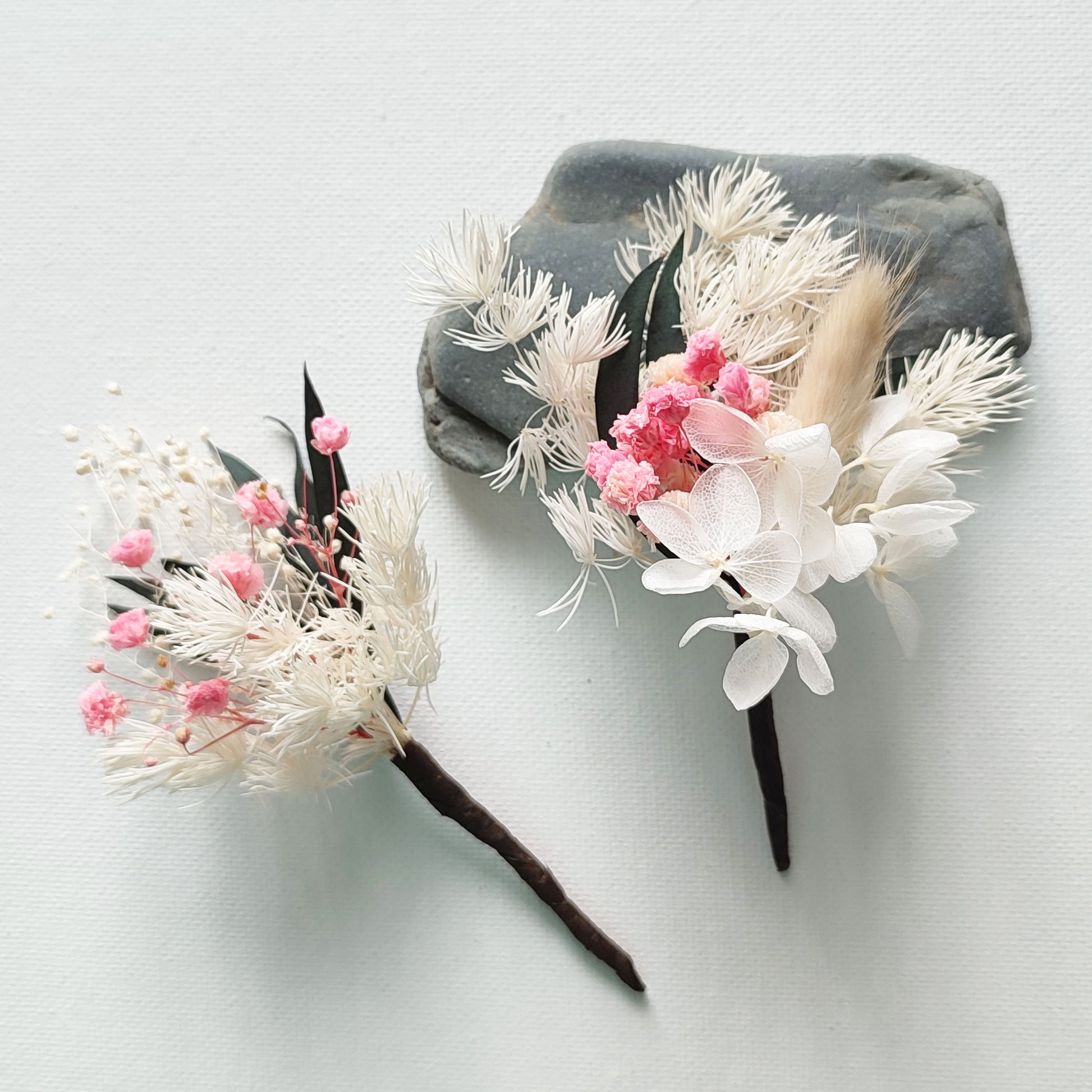 Pin de mariage avec fleurs rose et blanc stabilisées et séchée