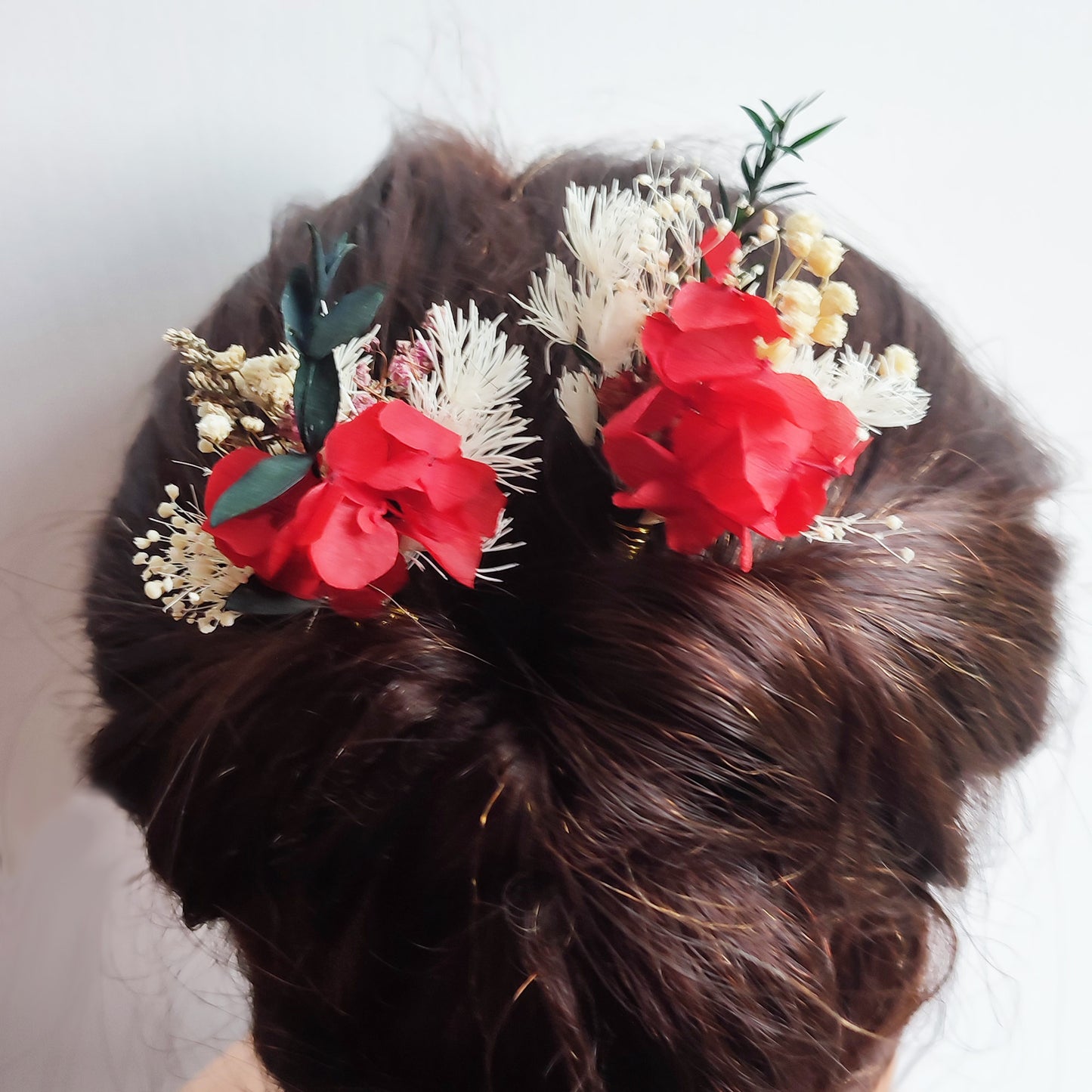 Épingle en fleurs rouge et blanc stabilisées